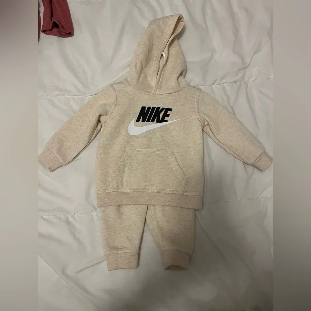 Nike Fleece Sweatshirt Hoodie Jogger Sweatpants Set Cream Oat Neutral - Picture 2 of 8